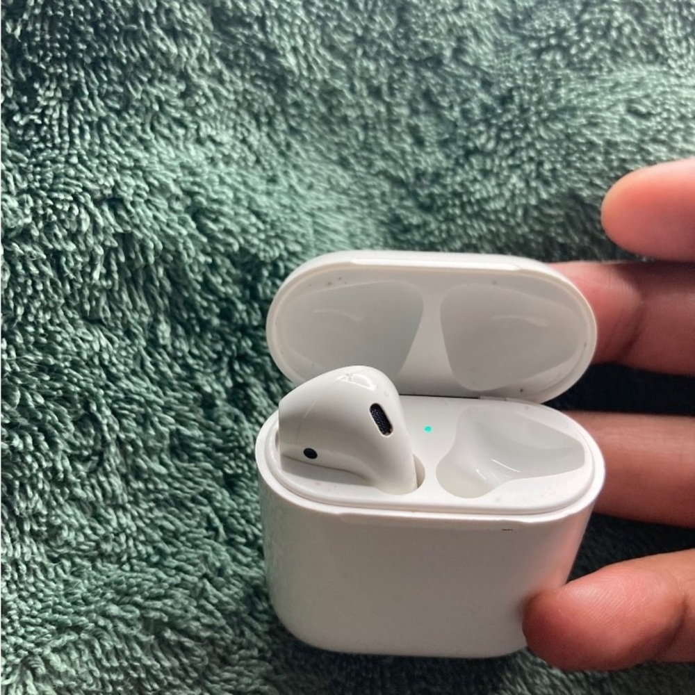 COPY - This is 1st generation( REAL )apple AirPod case, with the LEFT AirPod.